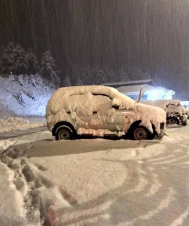 Έντονη χιονόπτωση τα ξημερώματα στα διόδια Μαλακασίου στο Μέτσοβο