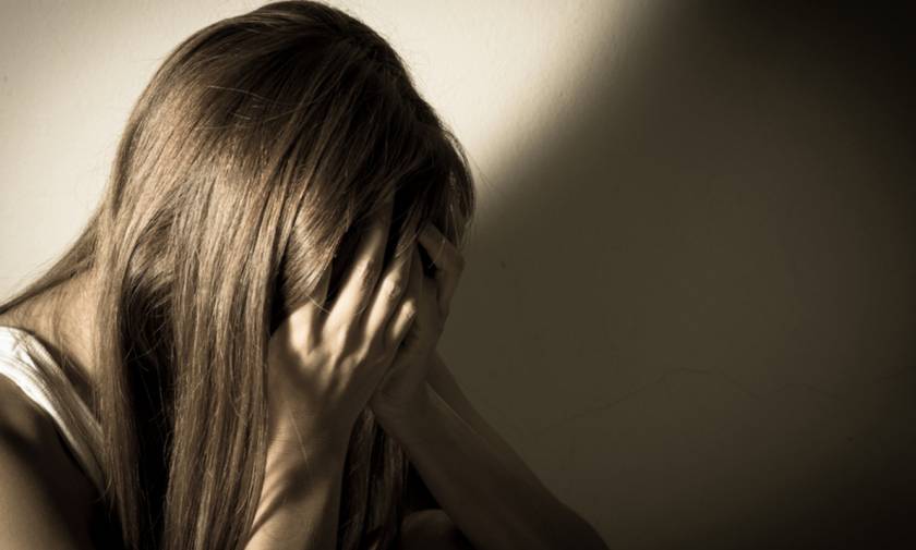 Μαρτυρία φρίκης στο Βόλο: «Με βίαζε και με χτυπούσε για χρόνια – Έδερνε και την κόρη μας»