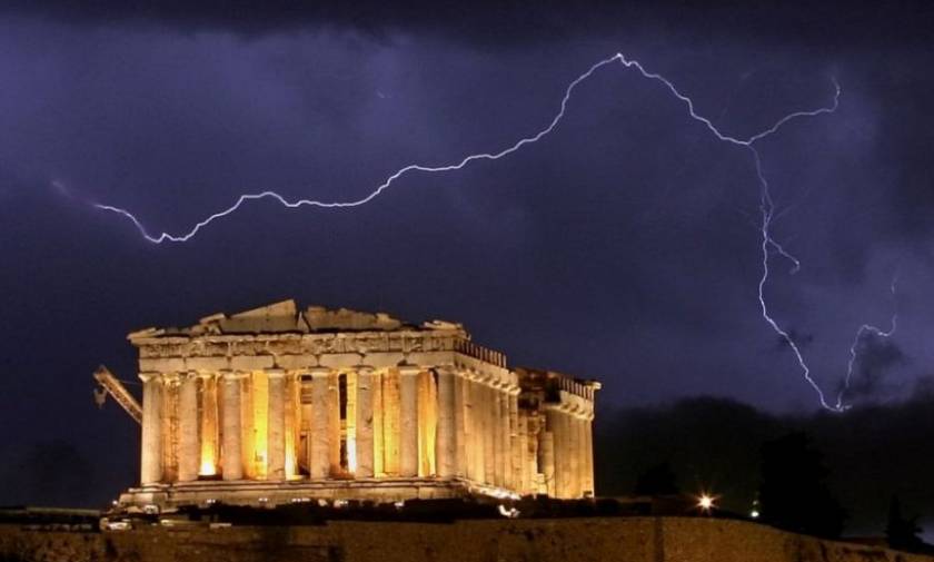 Καιρός: Η απίστευτη φωτογραφία από την Αθήνα την ώρα που ο «Θησέας» σκέπαζε την πρωτεύουσα