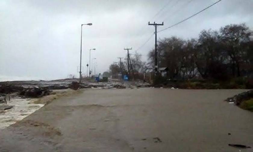 Κακοκαιρία - Λάρισα: Η θάλασσα βγήκε στο δρόμο, ισχυρές χιονοπτώσεις στις ορεινές περιοχές (vids)