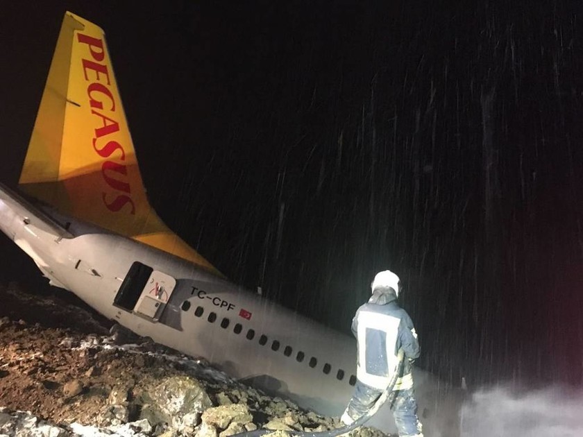 Εικόνες - σοκ: Αεροπλάνο στην Τουρκία γλίστρησε στο γκρεμό (pics+vid)