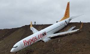 Εικόνες - σοκ: Αεροπλάνο γλίστρησε στο γκρεμό κατά την προσγείωση (pics+vid)