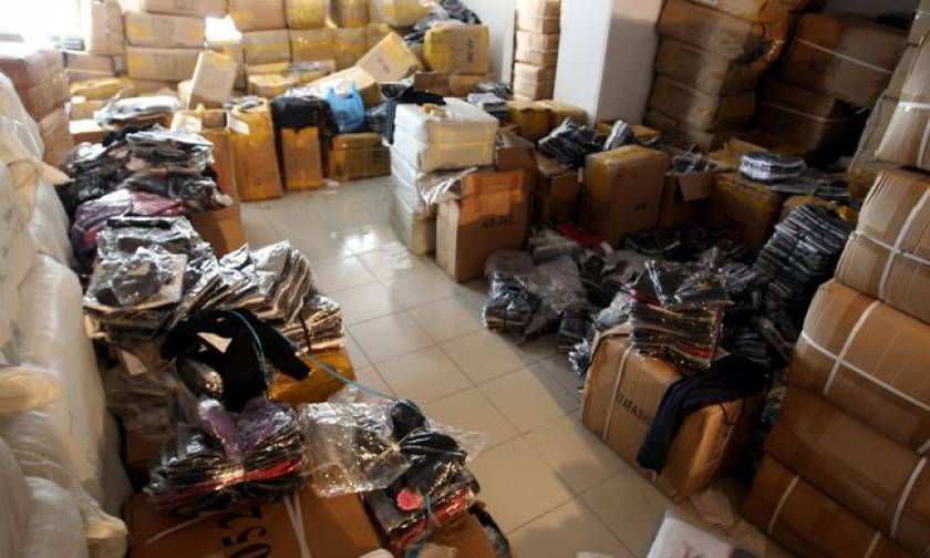 Περιστέρι: Αποθήκη έκρυβε περισσότερα από 22.000 ρούχα «μαΐμού»
