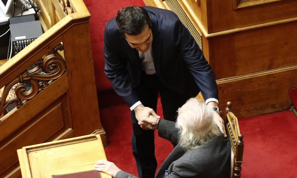 Πολυνομοσχέδιο: Στη Βουλή ο Μανώλης Γλέζος - Η χειραψία με τον Αλέξη Τσίπρα (pics)