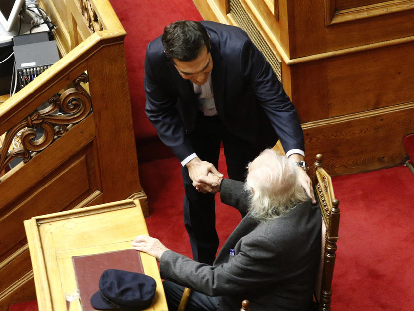 Πολυνομοσχέδιο: Στη Βουλή ο Μανώλης Γλέζος - Η χειραψία με τον Αλέξη Τσίπρα (pics)