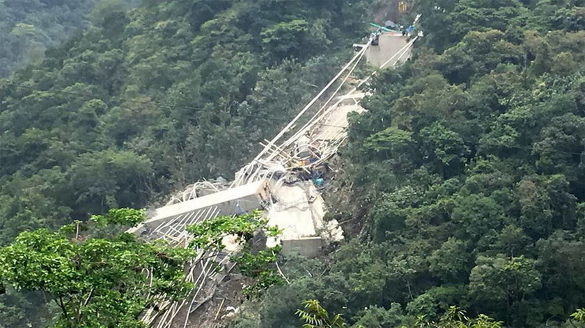 Κατέρρευσε υπό κατασκευή γέφυρα στην Κολομβία - Δέκα εργάτες νεκροί (pics)