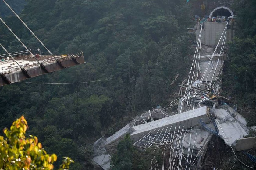 Κατέρρευσε υπό κατασκευή γέφυρα στην Κολομβία - Δέκα εργάτες νεκροί (pics)