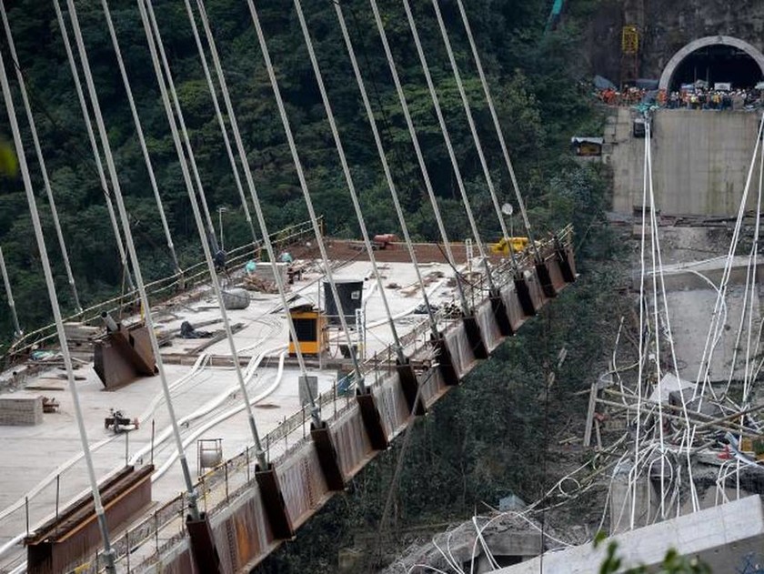 Τραγωδία στην Κολομβία: Τουλάχιστον δέκα νεκροί από κατάρρευση γέφυρας - Συγκλονιστικές εικόνες