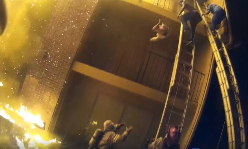 Βίντεο–ΣΟΚ: Γονείς σε απόγνωση πετούν τα παιδιά τους από το μπαλκόνι για να τα σώσουν