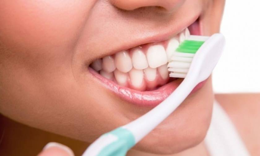 Οδοντόβουρτσα: Κινδυνεύετε από μυκητίαση ή στοματίτιδα αν δεν...