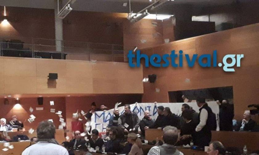 Χαμός στο δημοτικό συμβούλιο Θεσσαλονίκης - Εισβολή μελών της Χρυσής Αυγής