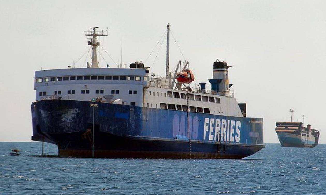 Επιβατικό πλοίο πλέει ακυβέρνητο στο λιμάνι του Πειραιά