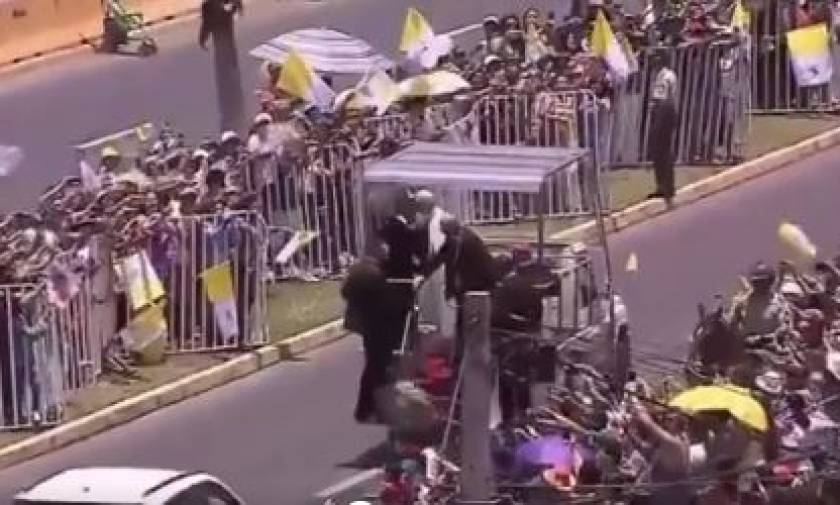 Χιλή: Αστυνομικός έπεσε από το άλογό της και ο Πάπας σταμάτησε την πομπή για να βοηθήσει (vid)