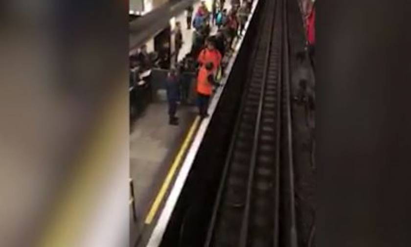 Λονδίνο: Χάος στο μετρό από γυναίκα που πήδηξε στις ράγες για να πιάσει το κινητό της (vid)