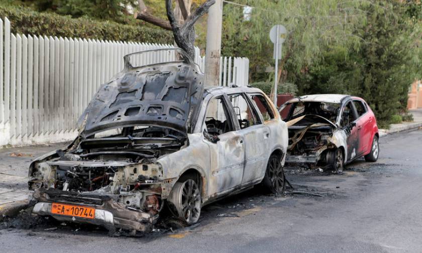 Αναστάτωση στη Φιλοθέη: Άγνωστοι έκαψαν τρία οχήματα κοντά σε πρεσβεία (pics)