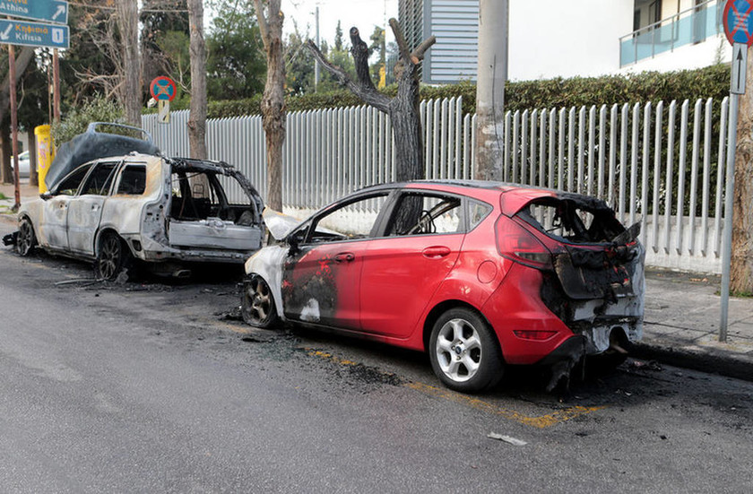 Αναστάτωση στη Φιλοθέη: Άγνωστοι έκαψαν τρία οχήματα πρεσβείας (pics)