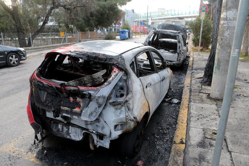 Αναστάτωση στη Φιλοθέη: Άγνωστοι έκαψαν τρία οχήματα πρεσβείας (pics)
