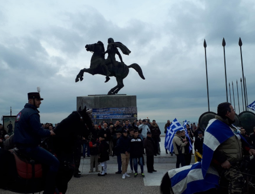 Συλλαλητήριο Θεσσαλονίκη: Έφιπποι με ελληνικές σημαίες αποθεώθηκαν από το πλήθος (pics+vid)
