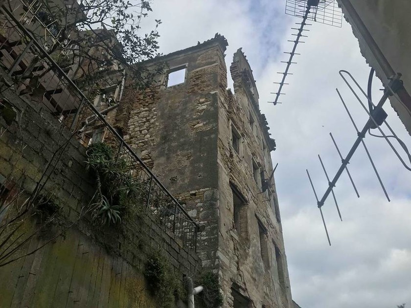 Κέρκυρα: Επικίνδυνα κτήρια – φαντάσματα στην παλιά πόλη (pics)
