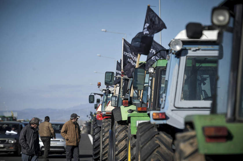 Ξεσηκώνονται οι αγρότες: Από τη Φλώρινα ως την Κρήτη στήνονται μπλόκα