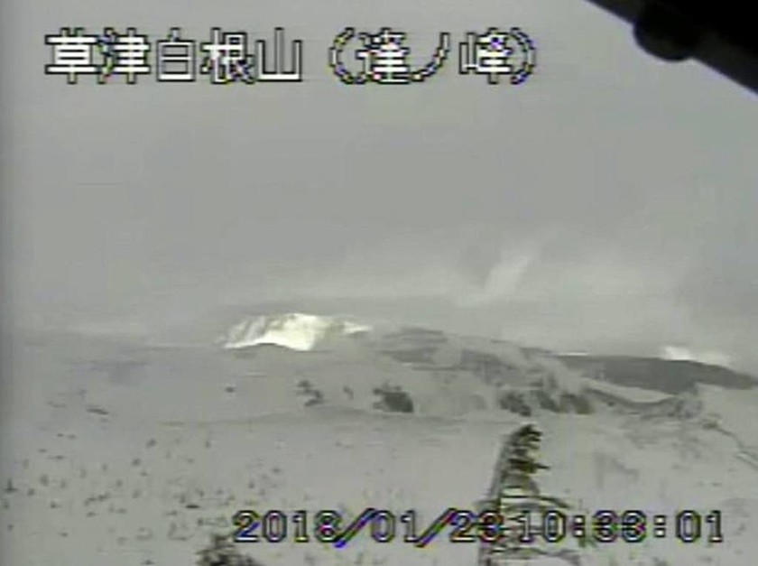 Τραγωδία στην Ιαπωνία: Δείτε καρέ-καρέ την έκρηξη ηφαιστείου που προκάλεσε φονική χιονοστιβάδα (Vid)