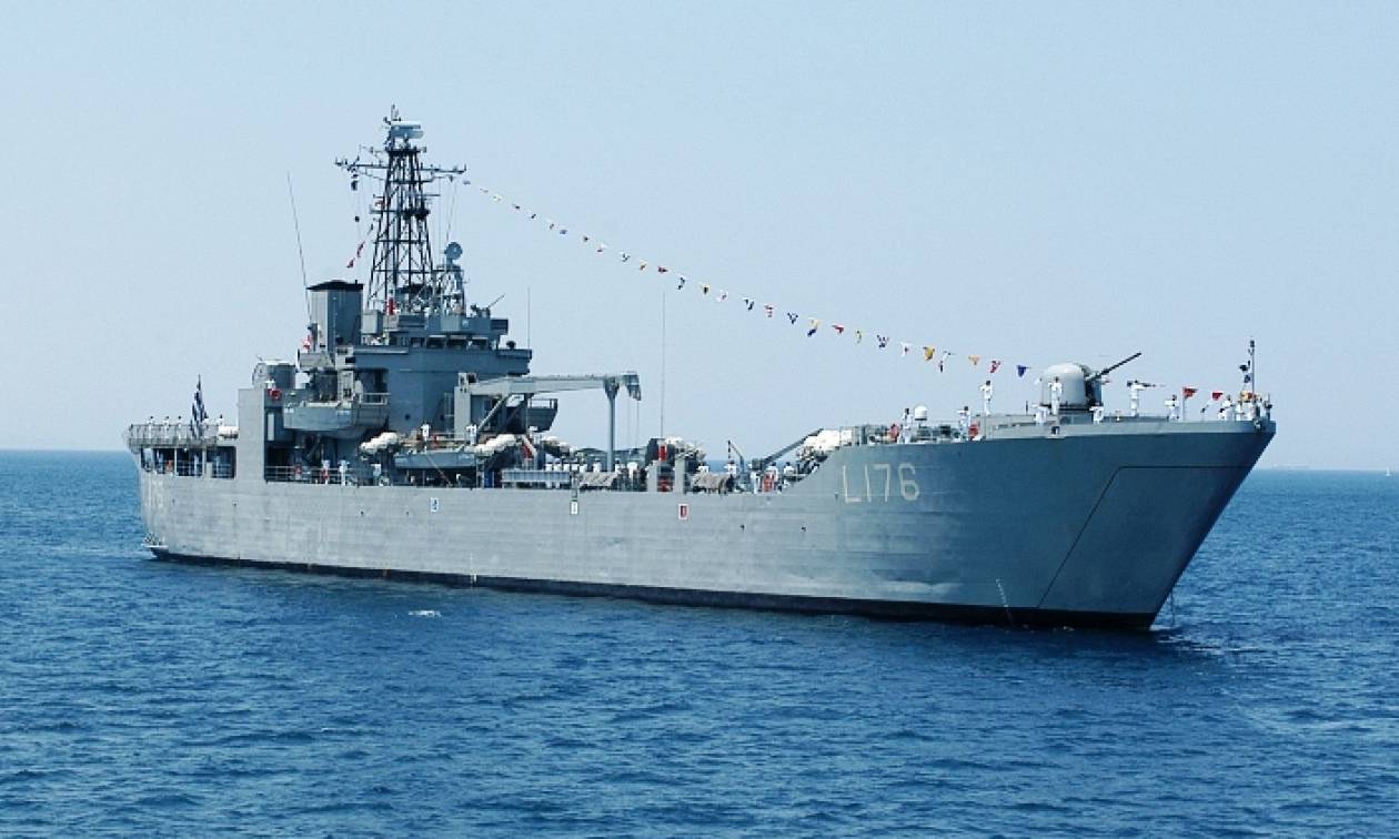 Συναγερμός στο ΓΕΝ: Αρματαγωγό συγκρούστηκε με άλλα πλοία στο ναύσταθμο της Σαλαμίνας