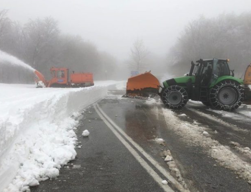 Καιρός: Σφοδρή χιονόπτωση στο Πήλιο – Κλειστά τα σχολεία και το χιονοδρομικό (pics)