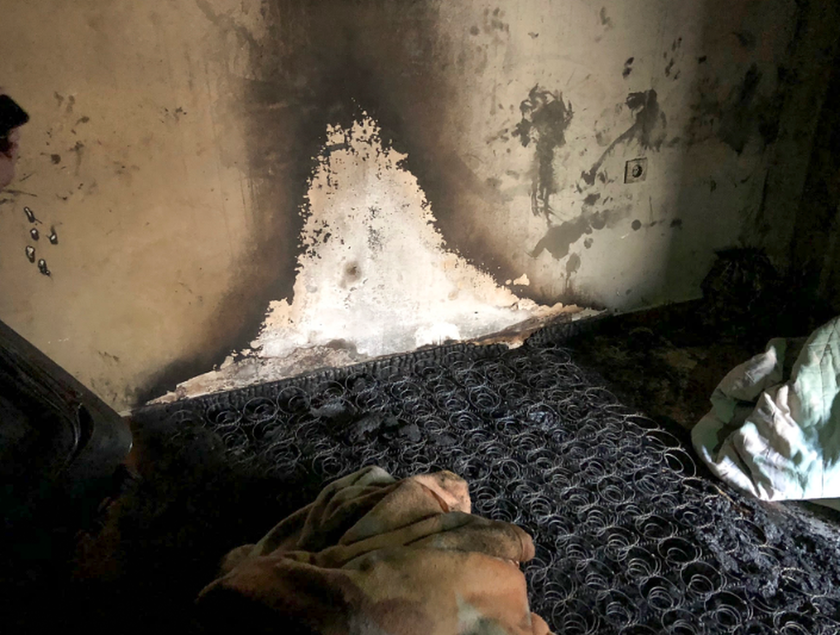 Εικόνες - Σοκ μέσα από το φλεγόμενο διαμέρισμα με το αβοήθητο βρέφος