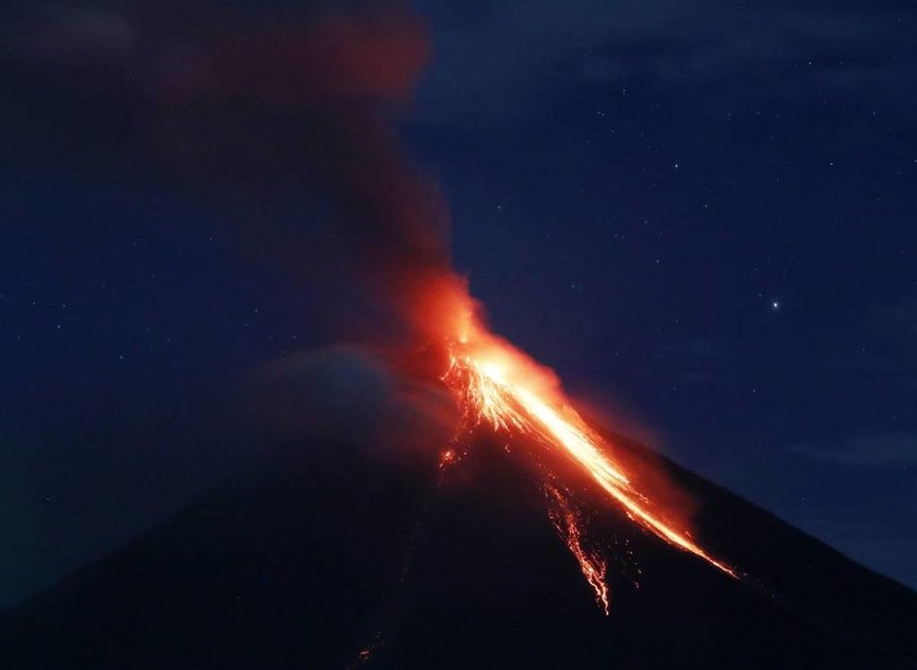 Δείτε καρέ-καρέ την έκρηξη ηφαιστείου στις Φιλιππίνες (Pics+Vids)