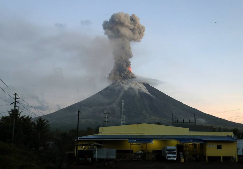 Δείτε καρέ-καρέ την έκρηξη ηφαιστείου στις Φιλιππίνες (Pics+Vids)