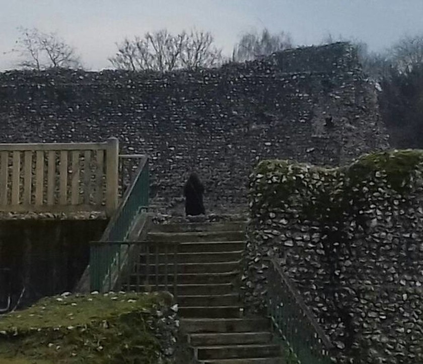 Τρόμος από το φάντασμα καλόγερου που στοιχειώνει μεσαιωνικό κάστρο (photos) 