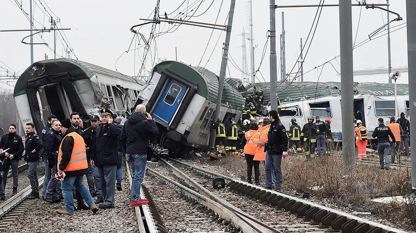 ΕΚΤΑΚΤΟ: Τραγωδία στην Ιταλία: Εκτροχιάστηκε τρένο στο Μιλάνο - Δύο νεκροί και δεκάδες τραυματίες