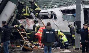 Τραγωδία στην Ιταλία: Εκτροχιάστηκε τρένο στο Μιλάνο - Τέσσερις νεκροί και δεκάδες τραυματίες (Pics)