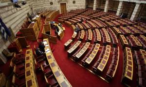 Βουλή: Σκληρή κόντρα κυβέρνησης-αντιπολίτευσης για Eurogroup και Σκοπιανό