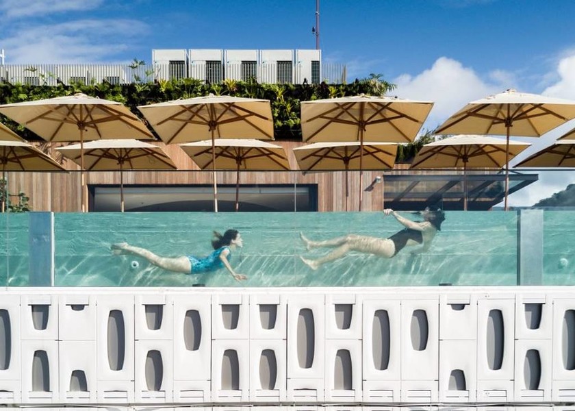 Πισίνα με θέα: Κολυμπώντας στον «ουρανό» της Κοπακαμπάνα (Pics+Vids)