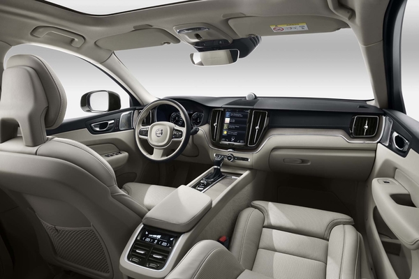 2018 Volvo XC60 interior view 03