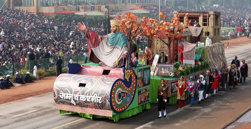 «Έκρηξη» χρωμάτων στον εορτασμό της Ημέρας της Δημοκρατίας στην Ινδία