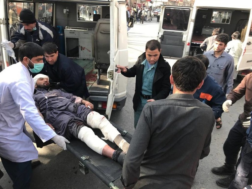 «Σφαγή» στην Καμπούλ: Τουλάχιστον 40 νεκροί από βομβιστική επίθεση με παγιδευμένο ασθενοφόρο (pics)