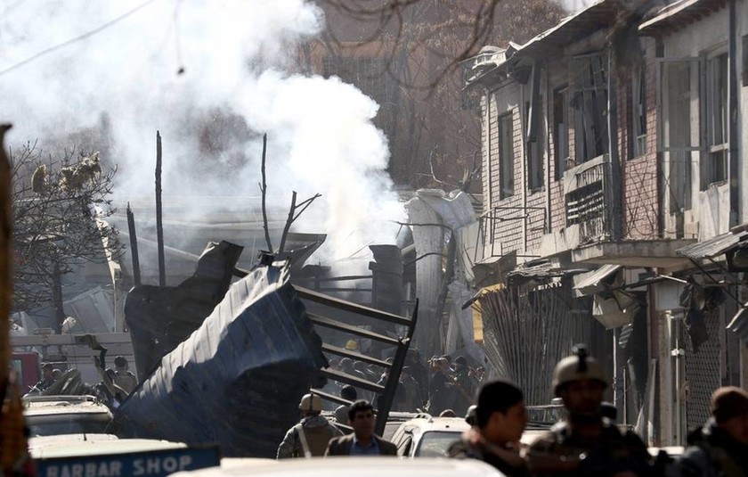 «Σφαγή» στην Καμπούλ: Τουλάχιστον 40 νεκροί από βομβιστική επίθεση με παγιδευμένο ασθενοφόρο (pics)