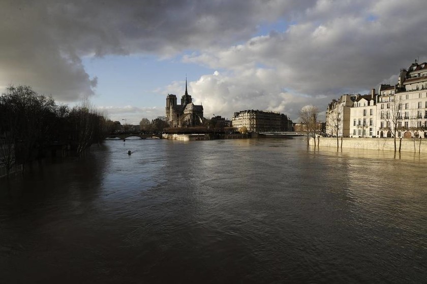 Παρίσι: Σε επιφυλακή για τον κίνδυνο πλημμύρας - Ανέβηκε κι άλλο η στάθμη του Σηκουάνα