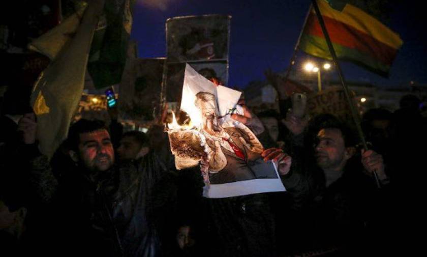 Κούρδοι έκαψαν αφίσες με τον Ερντογάν στο κέντρο της Αθήνας (vid)