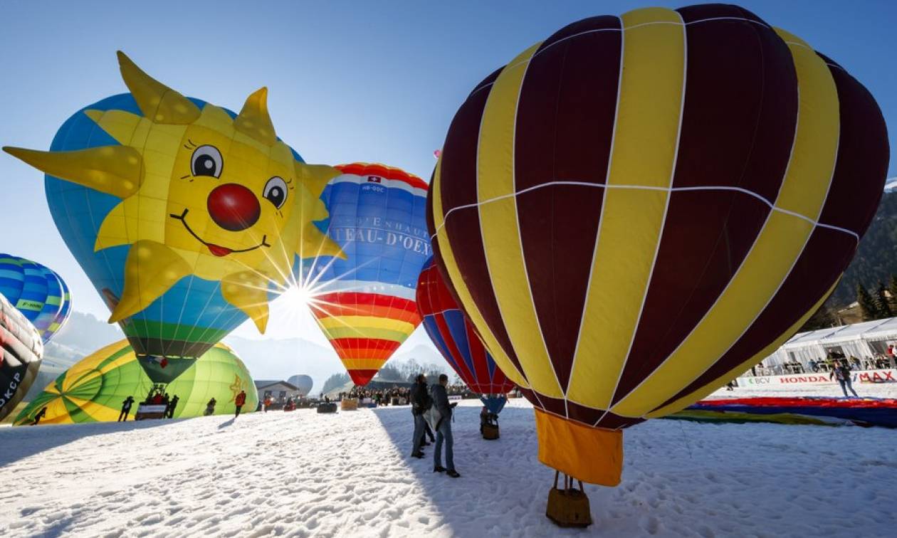 Εντυπωσιάζουν τα δεκάδες αερόστατα πάνω από τις χιονισμένες Άλπεις (pics)