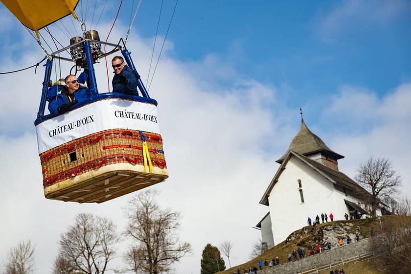 Εντυπωσιάζουν τα δεκάδες αερόστατα πάνω από τις Άλπεις (pics)