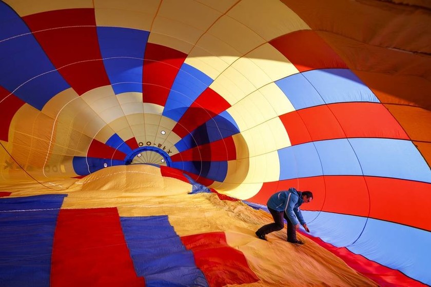 Εντυπωσιάζουν τα δεκάδες αερόστατα πάνω από τις Άλπεις (pics)