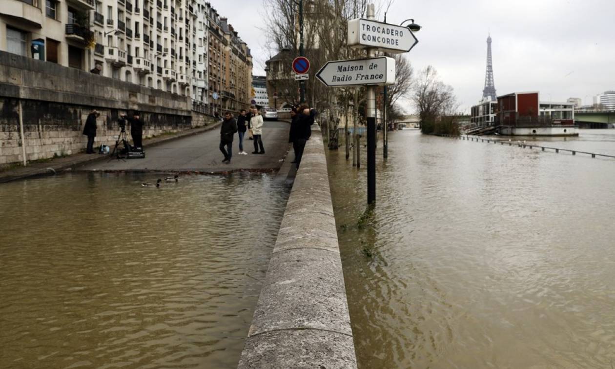 Συναγερμός στο Παρίσι: Εκκενώνονται σπίτια λόγω της ανόδου της στάθμης του Σηκουάνα (pics)