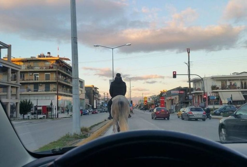 Φωτογραφία που τα... σπάει: Βγήκε στην Εθνική οδό με το άλογο!