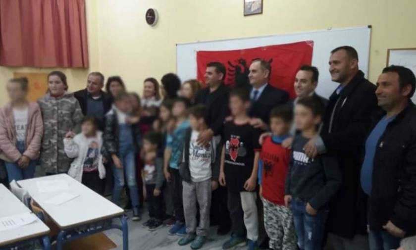 Αλβανοί μαθητές φορούν μπλούζες με τη σημαία της «Μεγάλης Αλβανίας» σε ελληνικό σχολείο