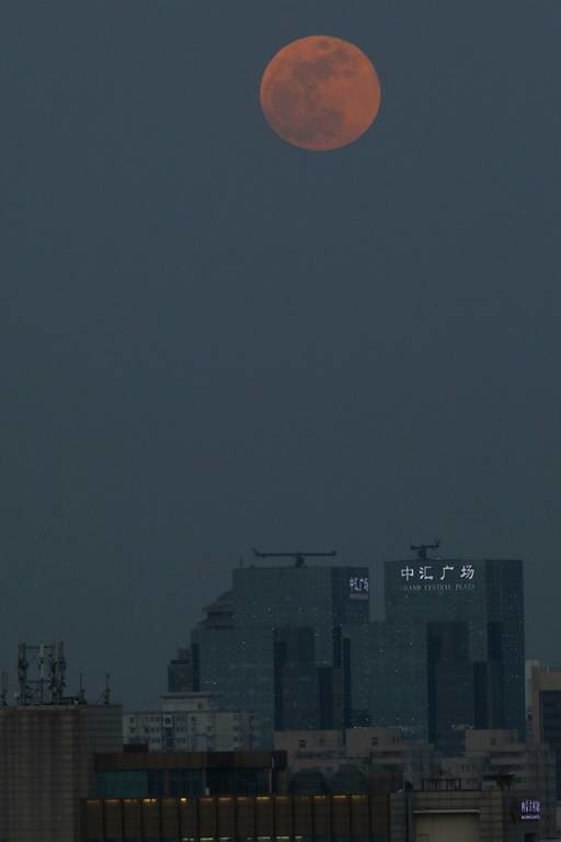 Blue moon: Εκατομμύρια άνθρωποι παρακολούθησαν τη σπάνια «ματωμένη» έκλειψη της υπέρ-Σελήνης