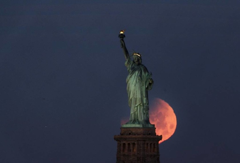 Blue moon: Εκατομμύρια άνθρωποι παρακολούθησαν τη σπάνια «ματωμένη» έκλειψη της υπέρ-Σελήνης