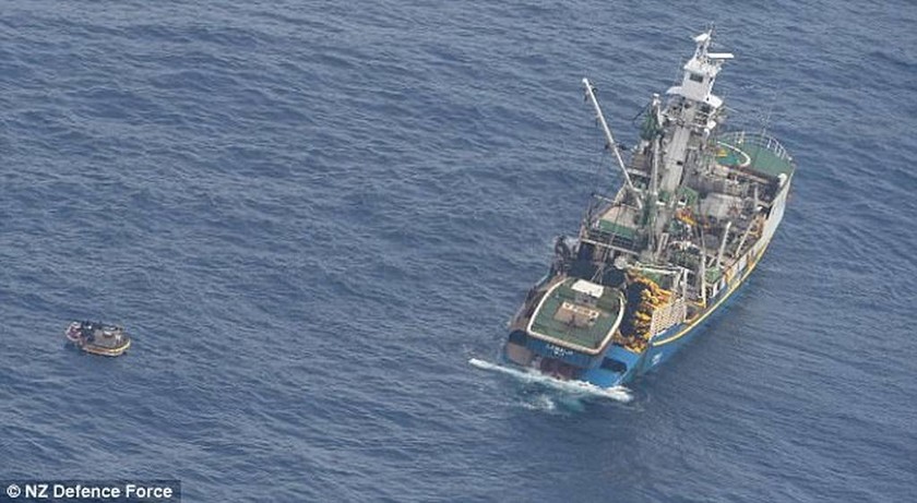 Ανείπωτη τραγωδία: Το Κιριμπάτι θρηνεί για το ναυάγιο πλοίου – Δεκάδες αγνοούμενοι (vid+pics)